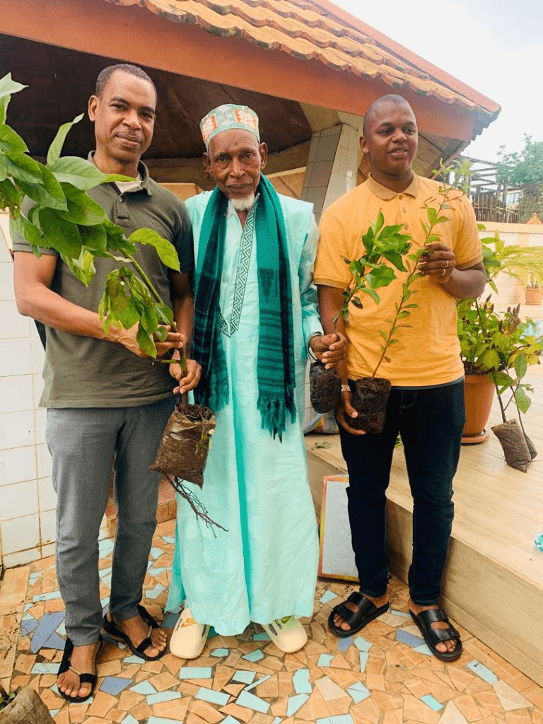 Remise de plants en pépinière à Satina